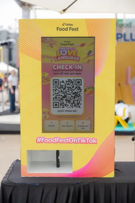Máy phát mẫu với màn hình check-in QR