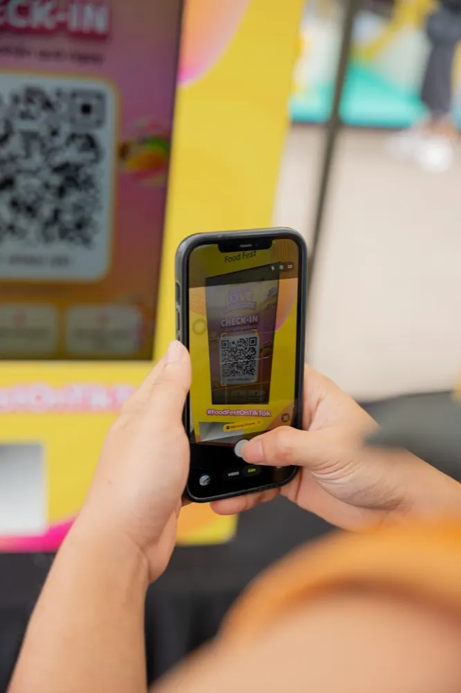Khách quét QR trên máy bằng điện thoại