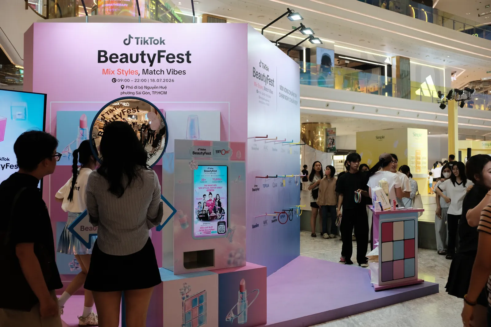 Booth TikTok BeautyFest trong trung tâm thương mại, có máy phát mẫu theo key visual